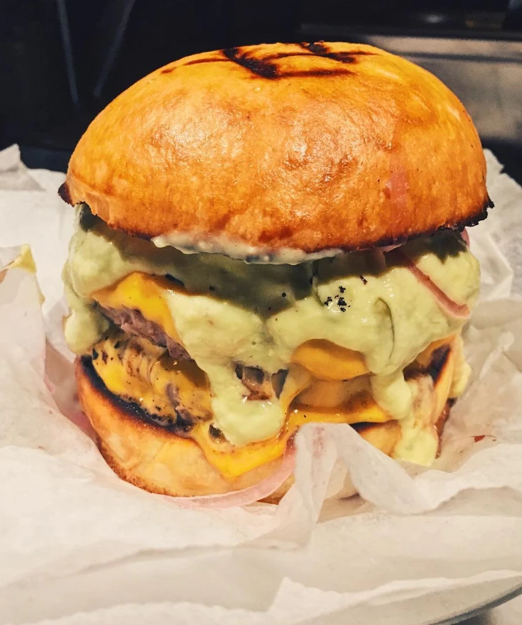 Akali, burger severlerin vazgeçemediği bir marka. 2024 yılında da lezzetli ve kaliteli burgerlerini uygun fiyatlarla sunmaya devam ediyor. Akali menü fiyatları 2024 yılında da müşterilerinin bütçesine uygun. Akali, burgerlerini özel soslarla zenginleştiriyor ve yan ürünlerle tamamlıyor. Akali, hem tek kişilik hem de gruplara uygun menüler sunuyor. Akali menü fiyatları 2024 yılında da burger tutkunlarını memnun edecek.