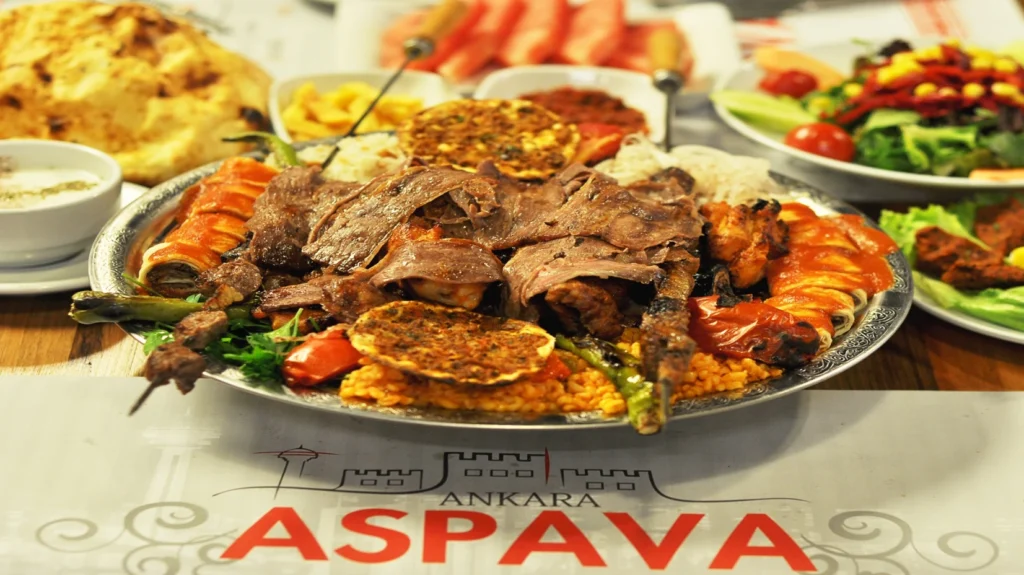 Ankara’nın en sevilen ve en çok tercih edilen restoranlarından biri olan Aspava, lezzetli ve uygun fiyatlı menüleriyle müşterilerine hizmet veriyor. Aspava, soslu dürüm dönerden ızgara etlere, pide ve lahmacundan kiremitte köfteye kadar birçok çeşitli yemeği bünyesinde barındırıyor. Aspava menü fiyat listesi, hem bütçenize hem de damak zevkinize uygun seçenekler sunuyor.