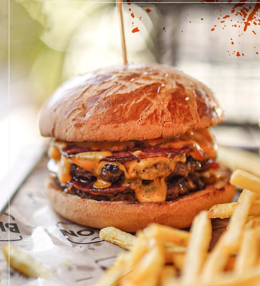 Bizon Burger Menü Fiyatları -  Burger severler için vazgeçilmez bir adres olan Bizon Burger, hem et hem de tavuk burger çeşitleriyle damaklarda iz bırakıyor. Bizon Burger, sadece burger yapmakla kalmıyor, aynı zamanda salata, atıştırmalık, tatlı ve içecek seçenekleriyle de zengin bir menü sunuyor. Bizon Burger menü fiyatları ise oldukça uygun ve cazip. Bu yazımızda Bizon Burger menü fiyatları hakkında detaylı bilgi vereceğiz.